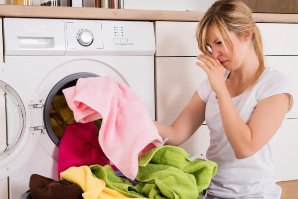 Cách Khử Mùi Hôi Quần Áo Sau Khi Giặt Máy: Nguyên Nhân & Giải Pháp Hiệu Quả